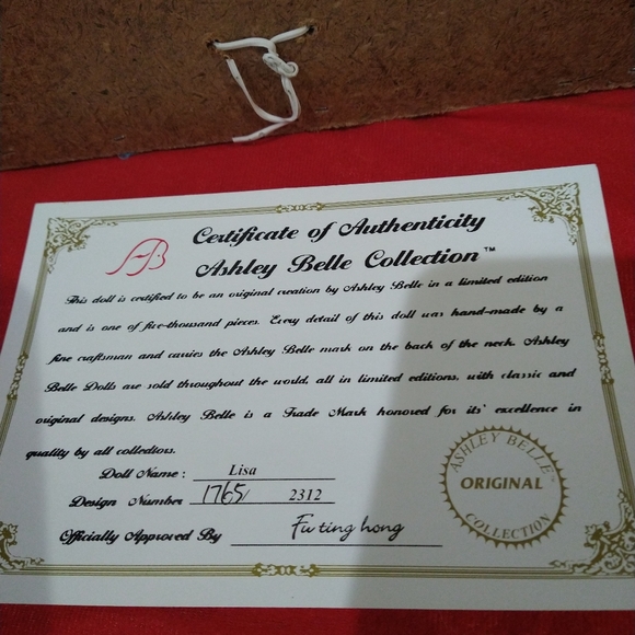 Ashley Belle Porcelain "Lisa" Doll in AB Wooden Case W/COA - Picture 8 of 8